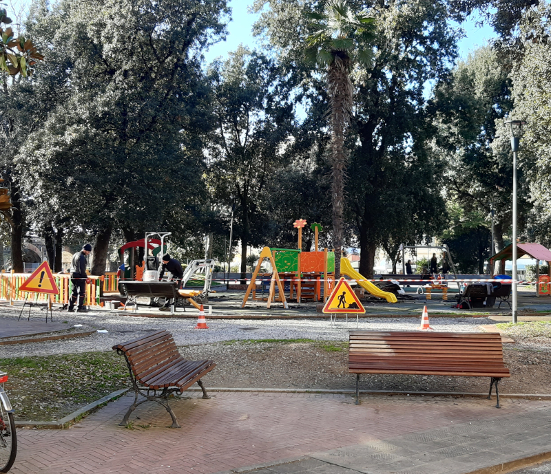Gli operai al lavoro nell'area giochi